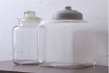 アンティーク雑貨　昭和レトロ　ガラス蓋とブリキ蓋のガラス瓶2個セット