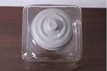 アンティーク雑貨　昭和レトロ　ガラス蓋とブリキ蓋のガラス瓶2個セット