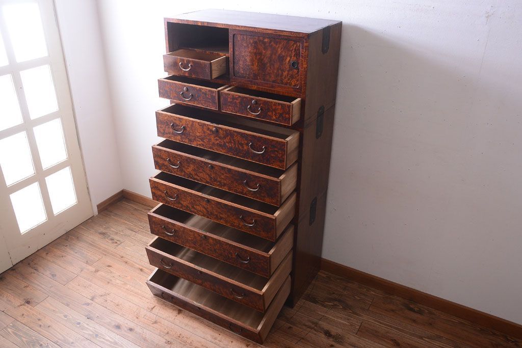 アンティーク家具　和製アンティーク　高級品!バール杢のトチ材製3段重ね衣装箪笥