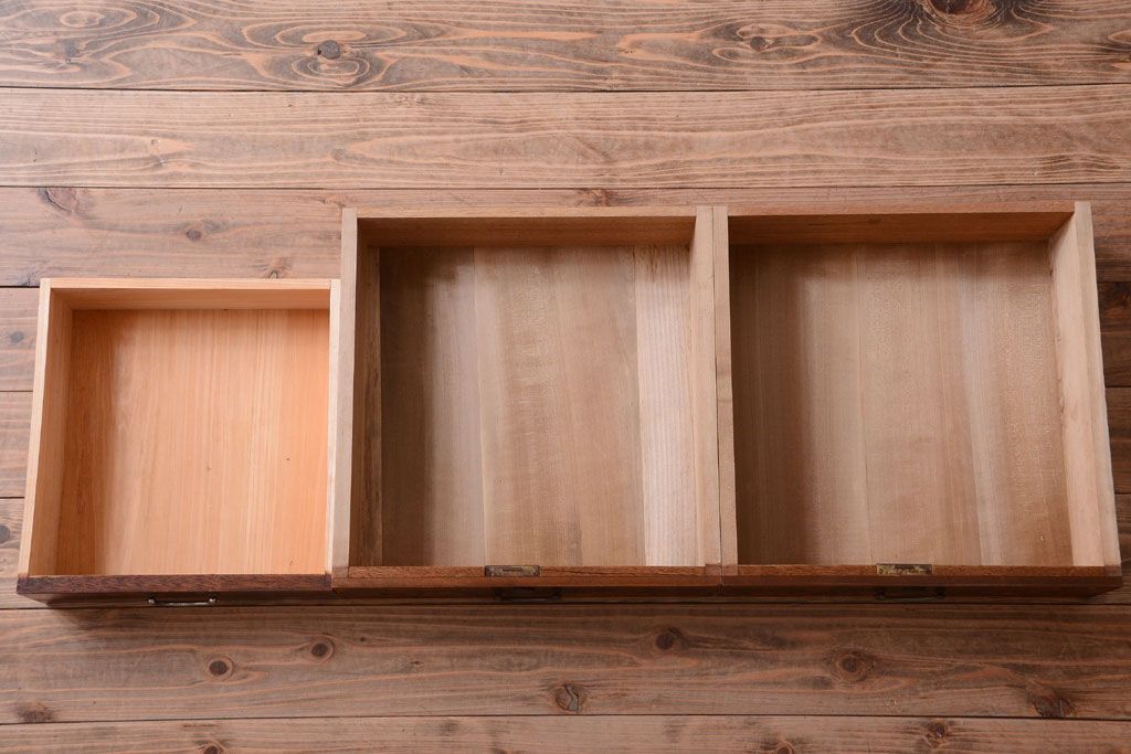 アンティーク家具　和製アンティーク　高級品!バール杢のトチ材製3段重ね衣装箪笥