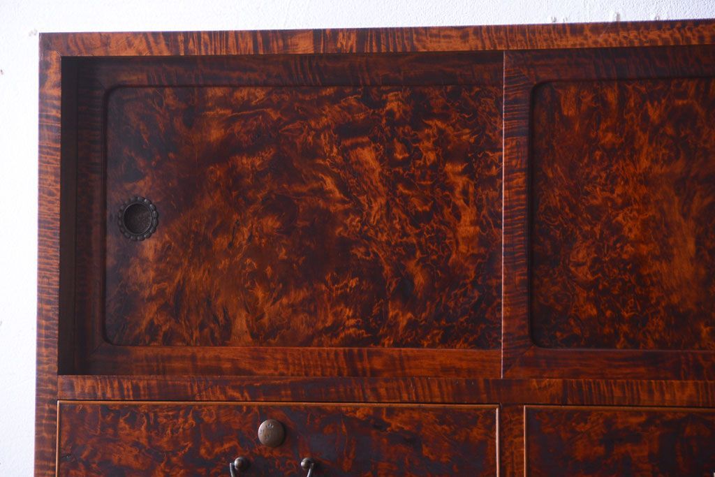 アンティーク家具　和製アンティーク　高級品!バール杢のトチ材製3段重ね衣装箪笥