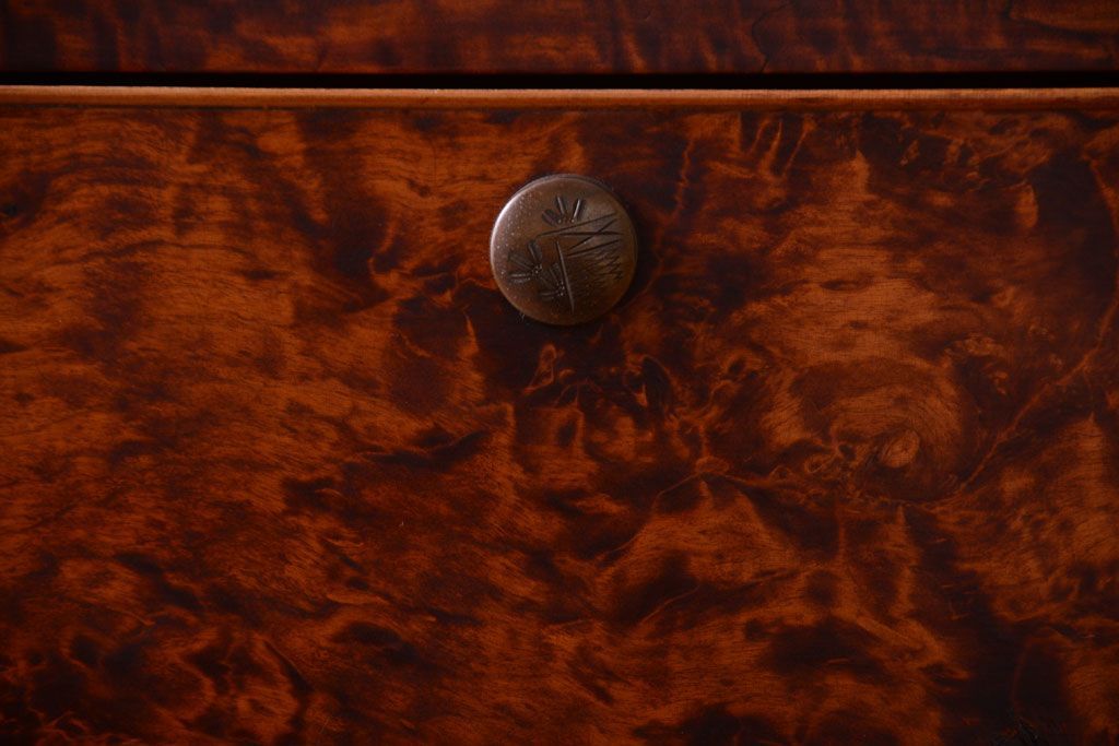 アンティーク家具　和製アンティーク　高級品!バール杢のトチ材製3段重ね衣装箪笥