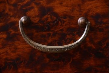 アンティーク家具　和製アンティーク　高級品!バール杢のトチ材製3段重ね衣装箪笥