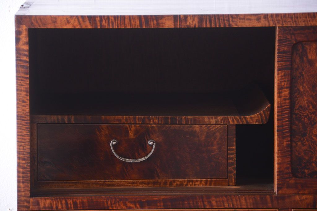 アンティーク家具　和製アンティーク　高級品!バール杢のトチ材製3段重ね衣装箪笥