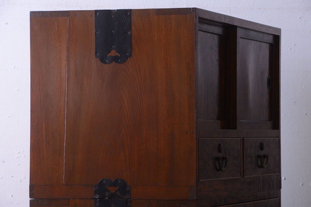 アンティーク家具　和製アンティーク　高級品!バール杢のトチ材製3段重ね衣装箪笥