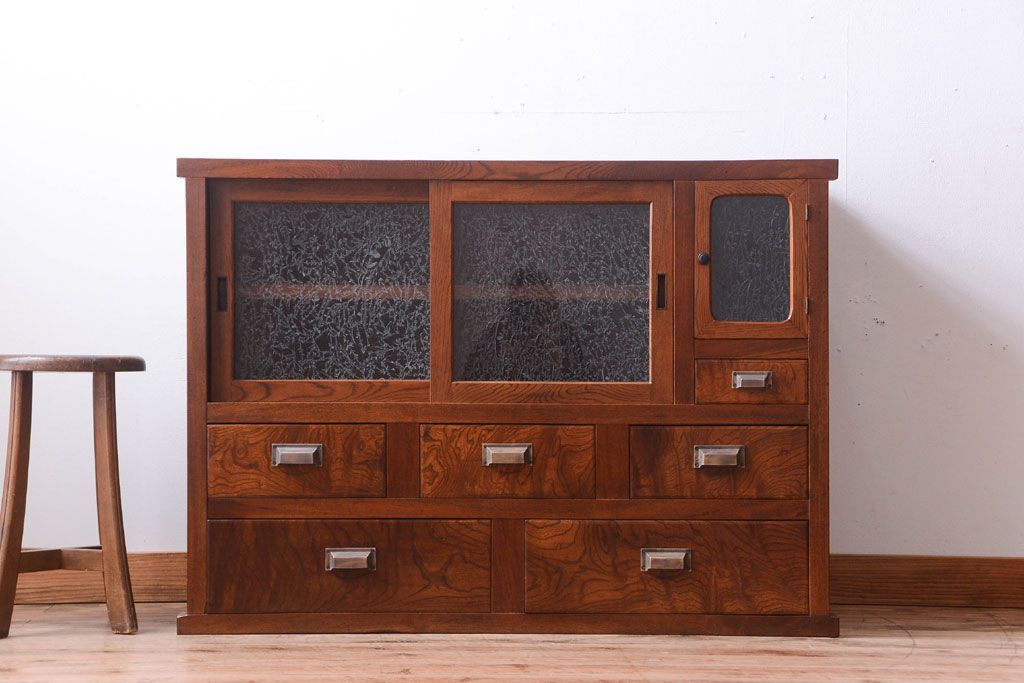 アンティーク家具　古民具・骨董　結霜ガラス入り!前面欅材の和製アンティーク収納棚