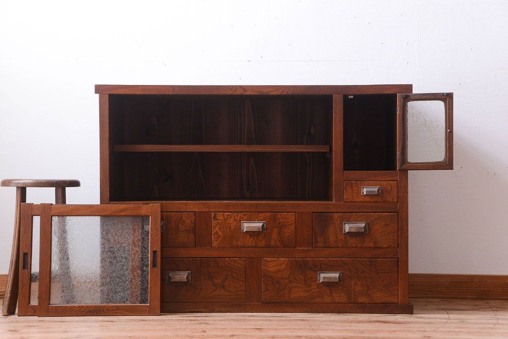 アンティーク家具　古民具・骨董　結霜ガラス入り!前面欅材の和製アンティーク収納棚