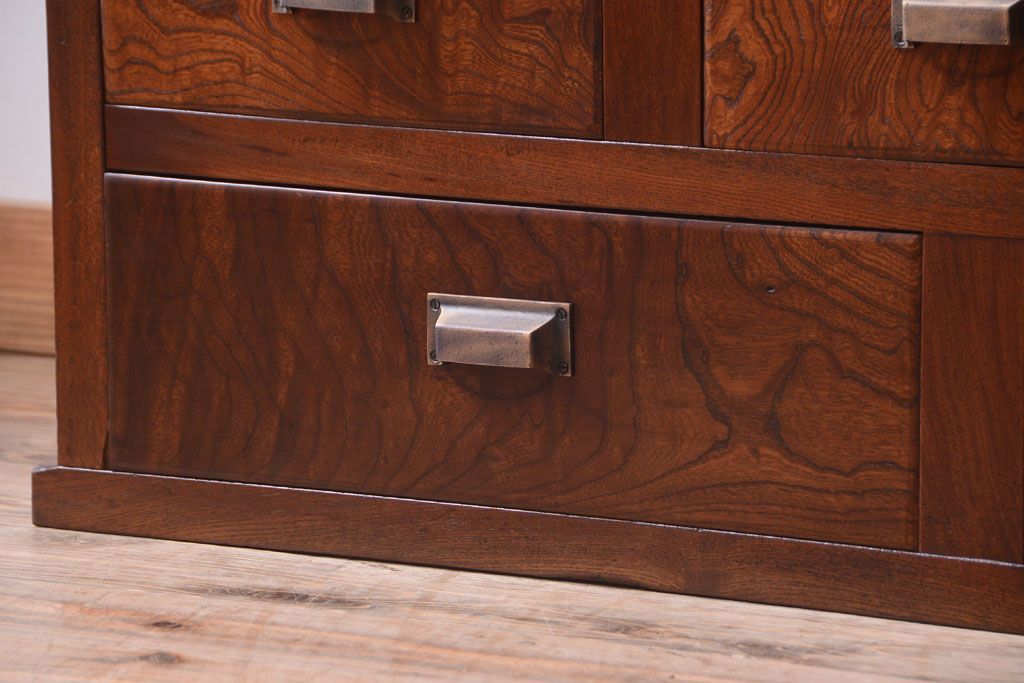 アンティーク家具　古民具・骨董　結霜ガラス入り!前面欅材の和製アンティーク収納棚