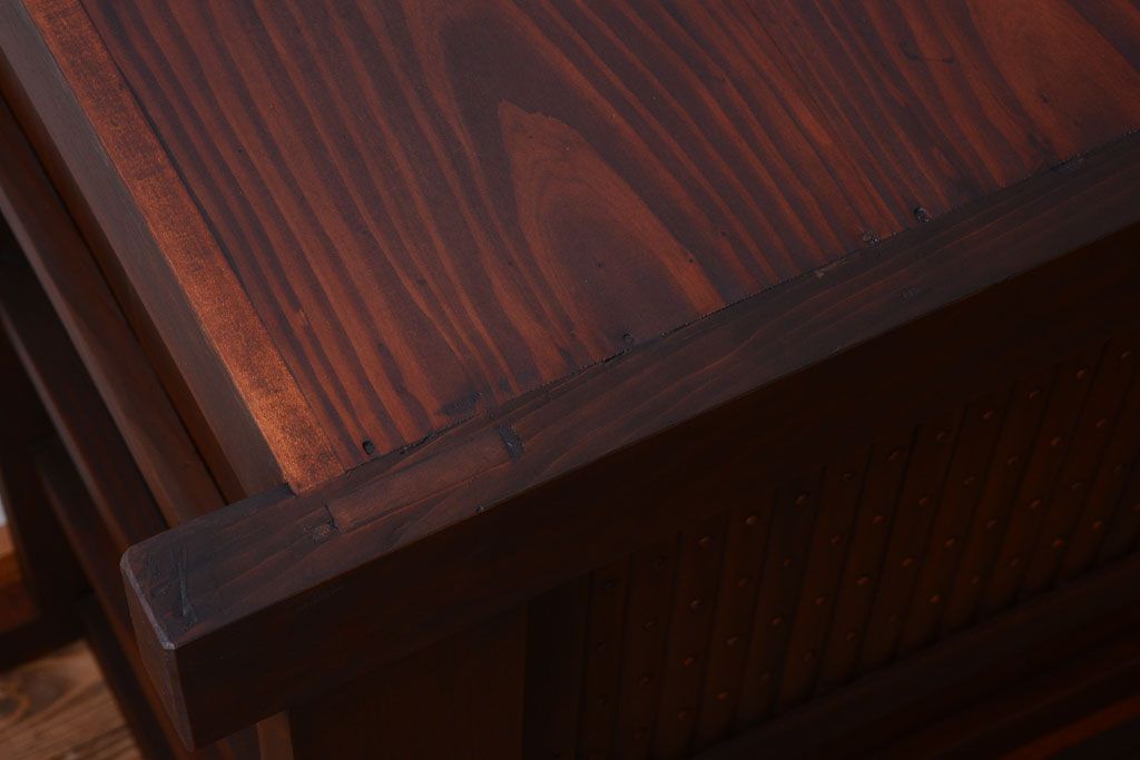 アンティーク家具　古民具・骨董 丸桟仕上げの変わり型水屋箪笥サイドボード(収納棚)