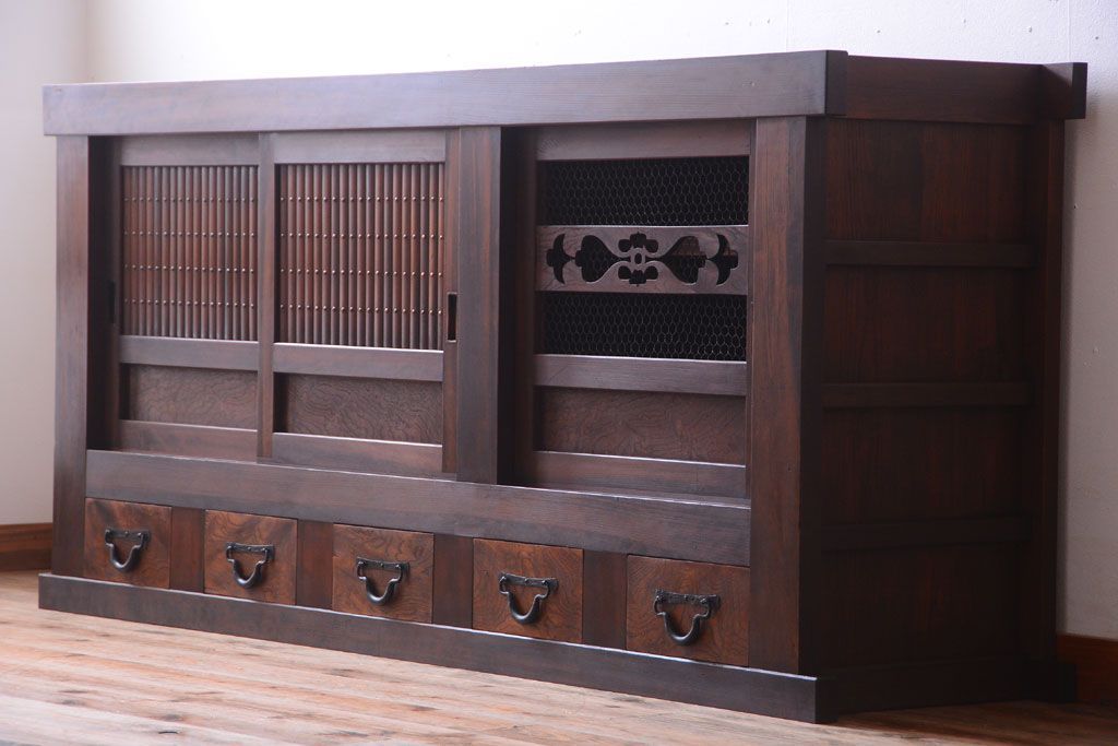 アンティーク家具　古民具・骨董 丸桟仕上げの変わり型水屋箪笥サイドボード(収納棚)