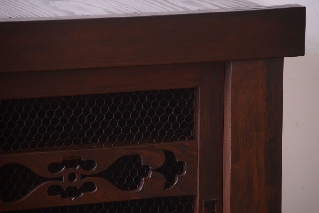 アンティーク家具　古民具・骨董 丸桟仕上げの変わり型水屋箪笥サイドボード(収納棚)