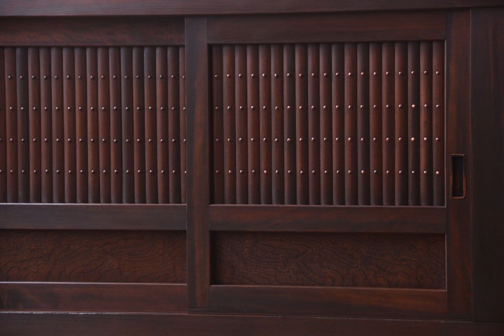 アンティーク家具　古民具・骨董 丸桟仕上げの変わり型水屋箪笥サイドボード(収納棚)