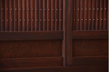 アンティーク家具　古民具・骨董 丸桟仕上げの変わり型水屋箪笥サイドボード(収納棚)