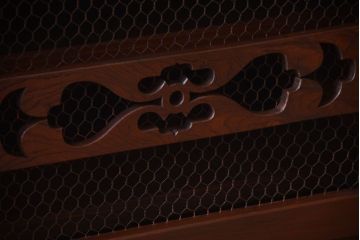 アンティーク家具　古民具・骨董 丸桟仕上げの変わり型水屋箪笥サイドボード(収納棚)