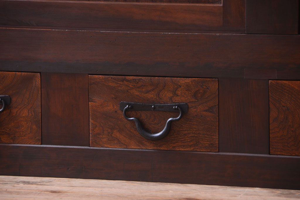 アンティーク家具　古民具・骨董 丸桟仕上げの変わり型水屋箪笥サイドボード(収納棚)