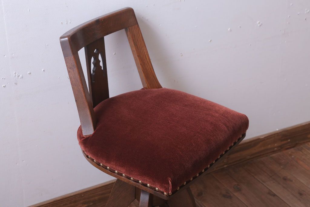 アンティーク家具　和製アンティーク　透かし彫り　古い木の回転椅子(回転イス)(2)