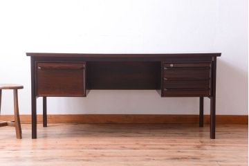 ヴィンテージ家具　北欧ビンテージ　ローズウッド製の上品なデスク(両袖机)