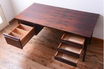ヴィンテージ家具　北欧ビンテージ　ローズウッド製の上品なデスク(両袖机)