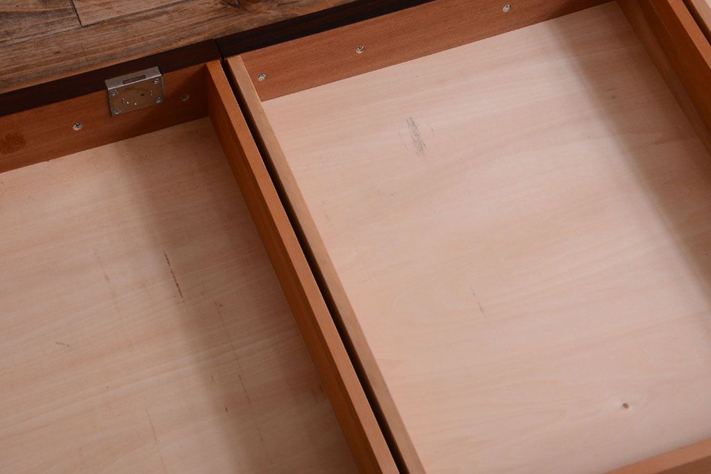 ヴィンテージ家具　北欧ビンテージ　ローズウッド製の上品なデスク(両袖机)