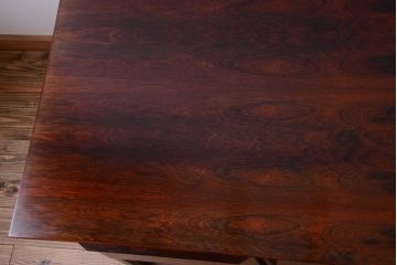 ヴィンテージ家具　北欧ビンテージ　ローズウッド製の上品なデスク(両袖机)