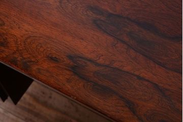 ヴィンテージ家具　北欧ビンテージ　ローズウッド製の上品なデスク(両袖机)