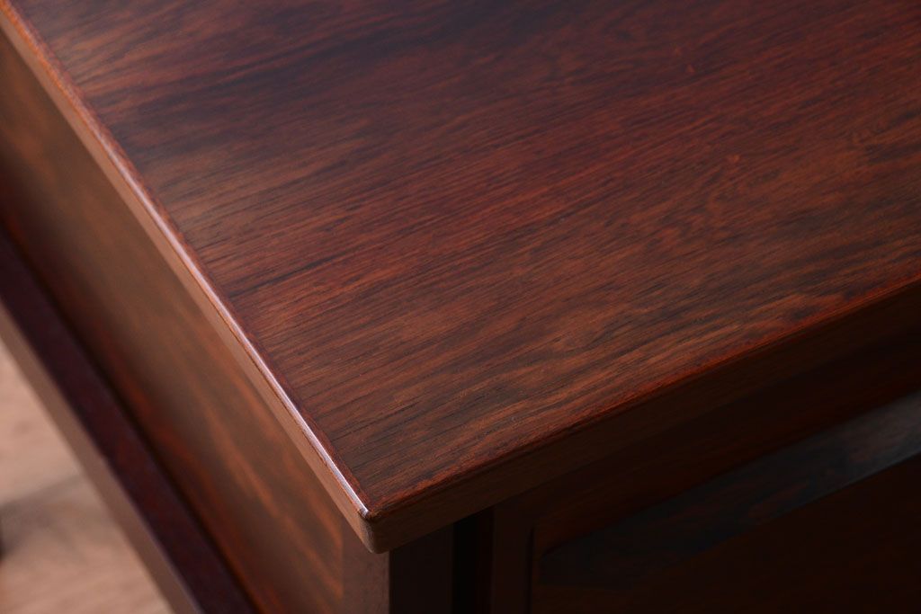 ヴィンテージ家具　北欧ビンテージ　ローズウッド製の上品なデスク(両袖机)