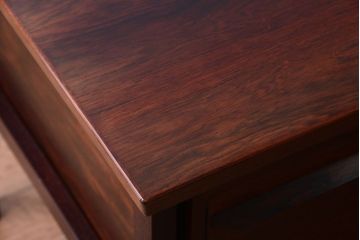 ヴィンテージ家具　北欧ビンテージ　ローズウッド製の上品なデスク(両袖机)