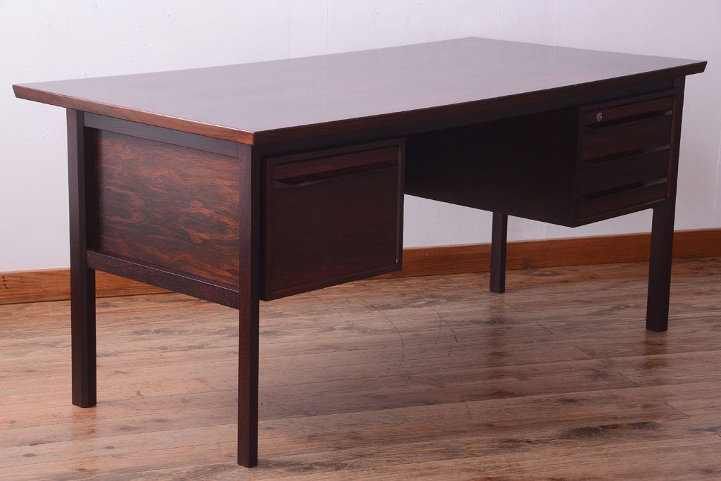 ヴィンテージ家具　北欧ビンテージ　ローズウッド製の上品なデスク(両袖机)