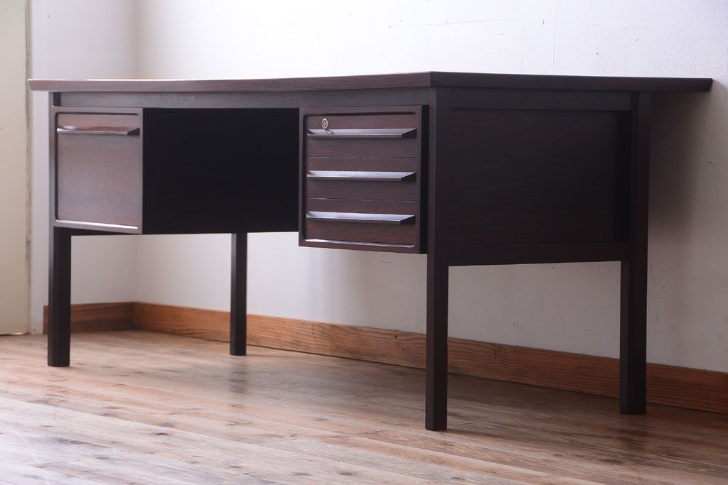 ヴィンテージ家具　北欧ビンテージ　ローズウッド製の上品なデスク(両袖机)