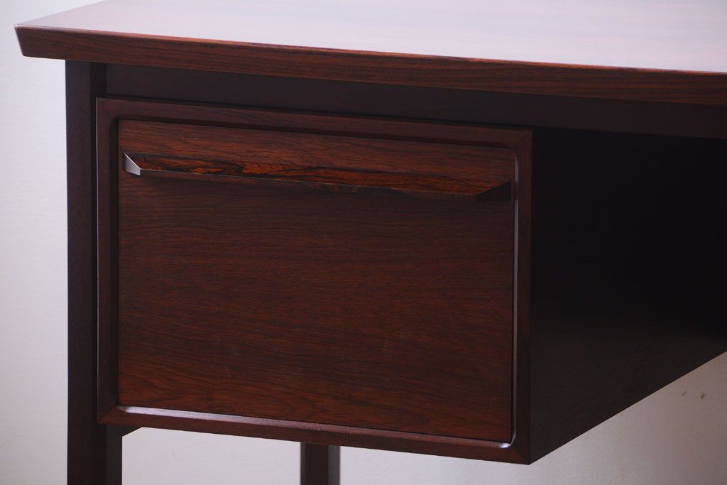 ヴィンテージ家具　北欧ビンテージ　ローズウッド製の上品なデスク(両袖机)