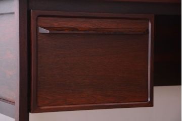 ヴィンテージ家具　北欧ビンテージ　ローズウッド製の上品なデスク(両袖机)