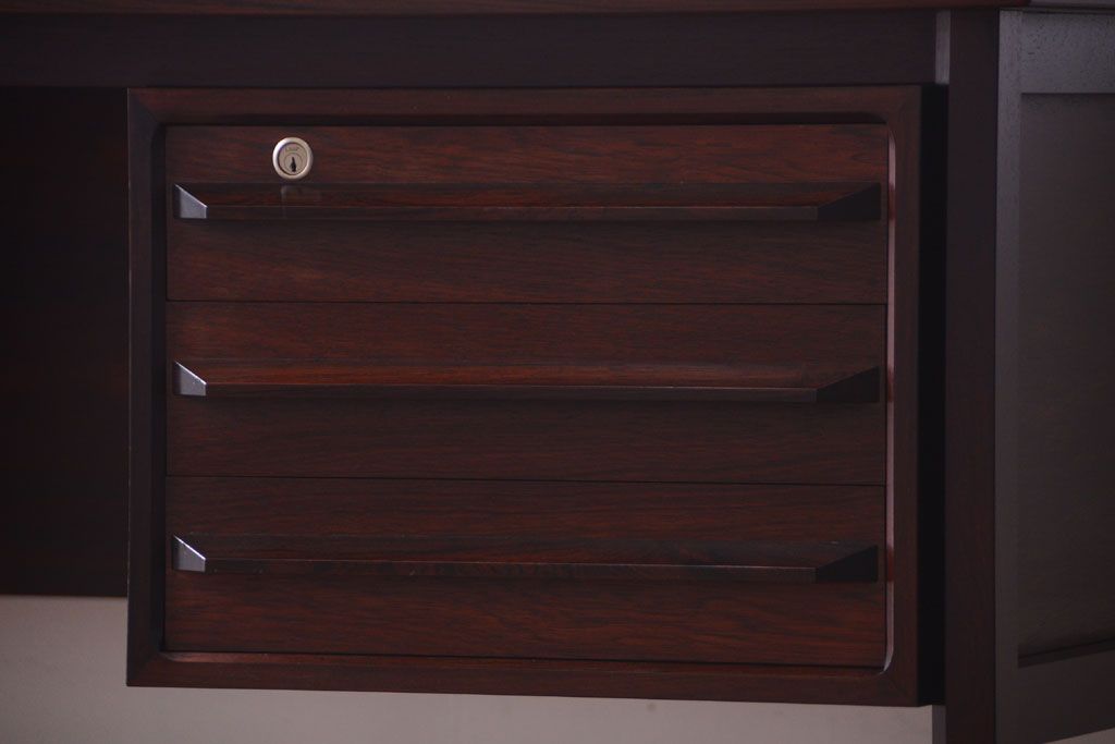 ヴィンテージ家具　北欧ビンテージ　ローズウッド製の上品なデスク(両袖机)