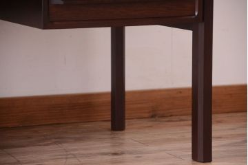 ヴィンテージ家具　北欧ビンテージ　ローズウッド製の上品なデスク(両袖机)