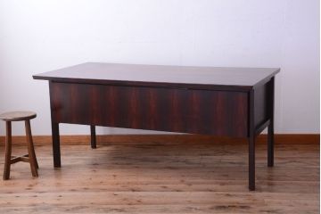 ヴィンテージ家具　北欧ビンテージ　ローズウッド製の上品なデスク(両袖机)