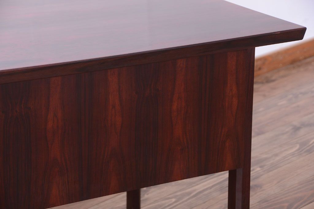 ヴィンテージ家具　北欧ビンテージ　ローズウッド製の上品なデスク(両袖机)