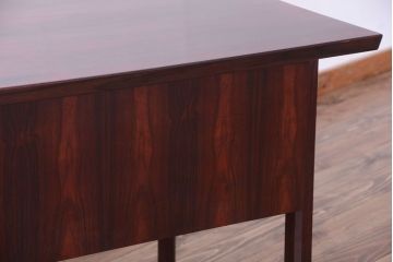 ヴィンテージ家具　北欧ビンテージ　ローズウッド製の上品なデスク(両袖机)