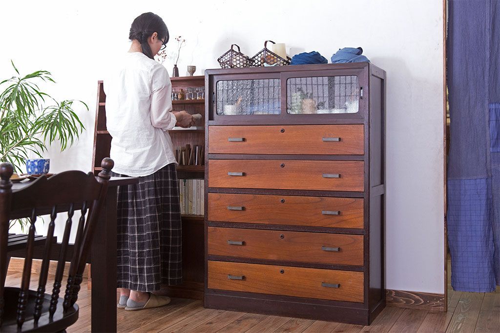 レトロ家具　昭和レトロ　結霜ガラス入り!古い木製のアンティークチェスト