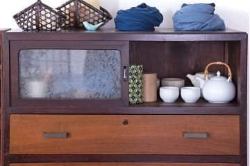 レトロ家具　昭和レトロ　結霜ガラス入り!古い木製のアンティークチェスト