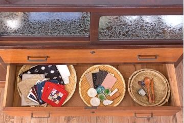 レトロ家具　昭和レトロ　結霜ガラス入り!古い木製のアンティークチェスト