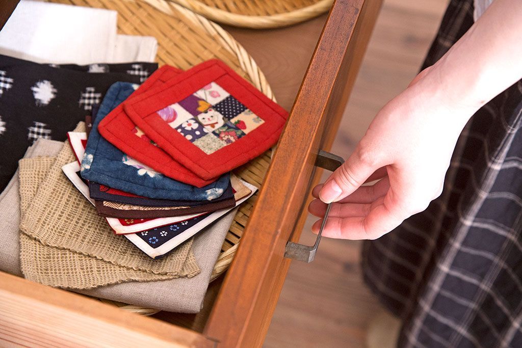 レトロ家具　昭和レトロ　結霜ガラス入り!古い木製のアンティークチェスト