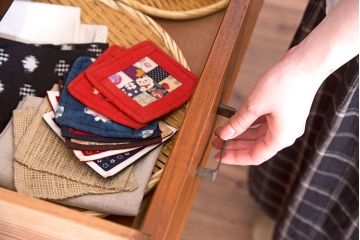 レトロ家具　昭和レトロ　結霜ガラス入り!古い木製のアンティークチェスト