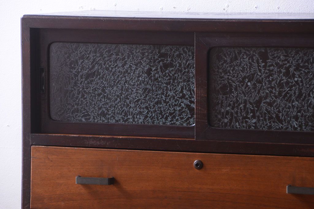 レトロ家具　昭和レトロ　結霜ガラス入り!古い木製のアンティークチェスト