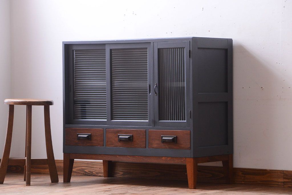 アンティーク家具　アンティーク　モールガラス入り!ダークグレーペイントの脚付き収納棚(サイドボード)