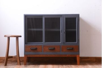 アンティーク家具　アンティーク　モールガラス入り!ダークグレーペイントの脚付き収納棚(サイドボード)