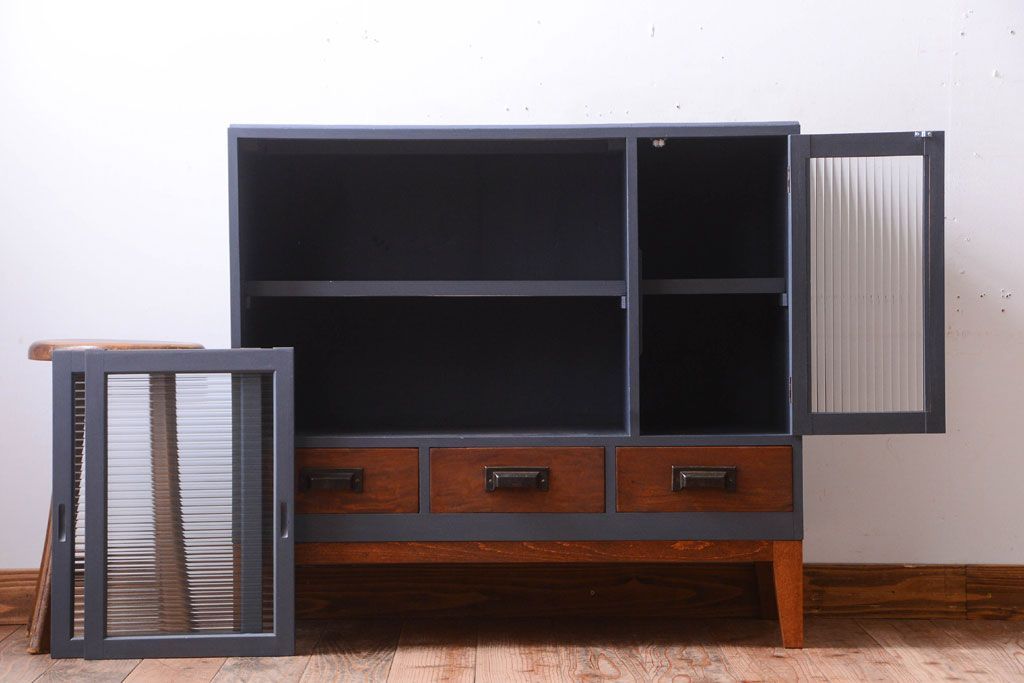 アンティーク家具　アンティーク　モールガラス入り!ダークグレーペイントの脚付き収納棚(サイドボード)