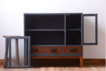 アンティーク家具　アンティーク　モールガラス入り!ダークグレーペイントの脚付き収納棚(サイドボード)