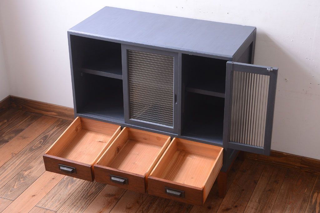 アンティーク家具　アンティーク　モールガラス入り!ダークグレーペイントの脚付き収納棚(サイドボード)