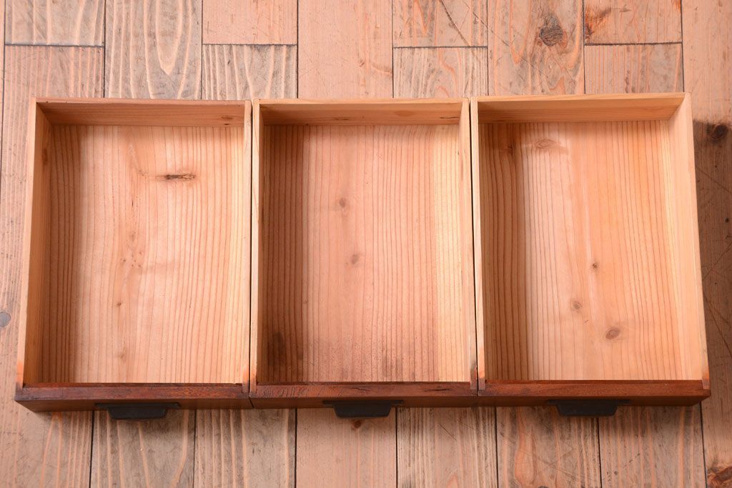 アンティーク家具　アンティーク　モールガラス入り!ダークグレーペイントの脚付き収納棚(サイドボード)