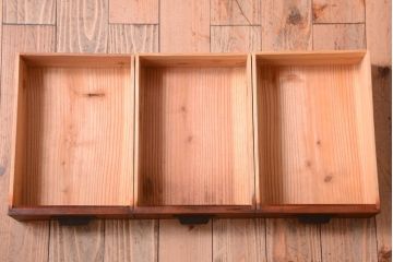 アンティーク家具　アンティーク　モールガラス入り!ダークグレーペイントの脚付き収納棚(サイドボード)