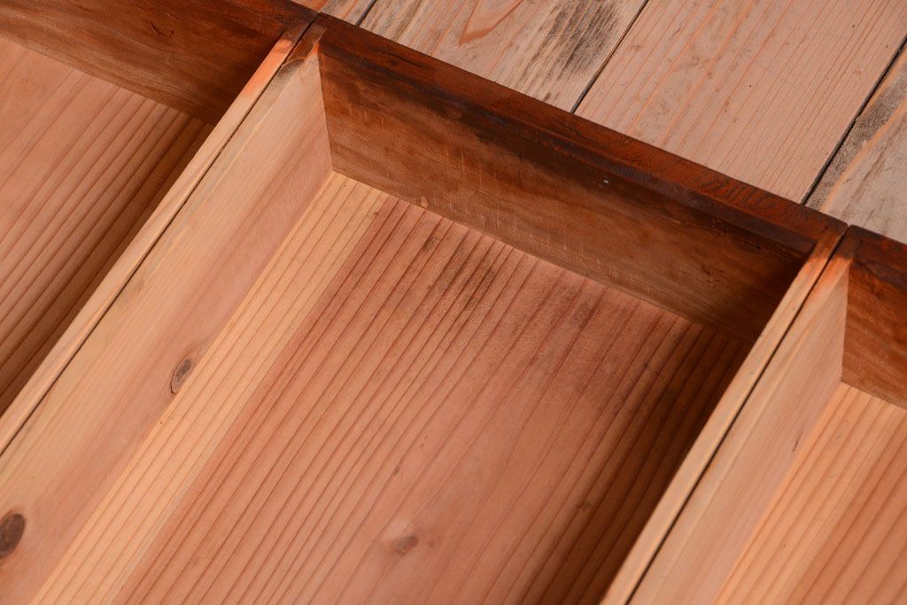 アンティーク家具　アンティーク　モールガラス入り!ダークグレーペイントの脚付き収納棚(サイドボード)